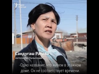 Уличные туалеты во дворе многоэтажки