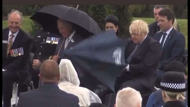 Борис джонсон вступил в неравный бой с зонтиком