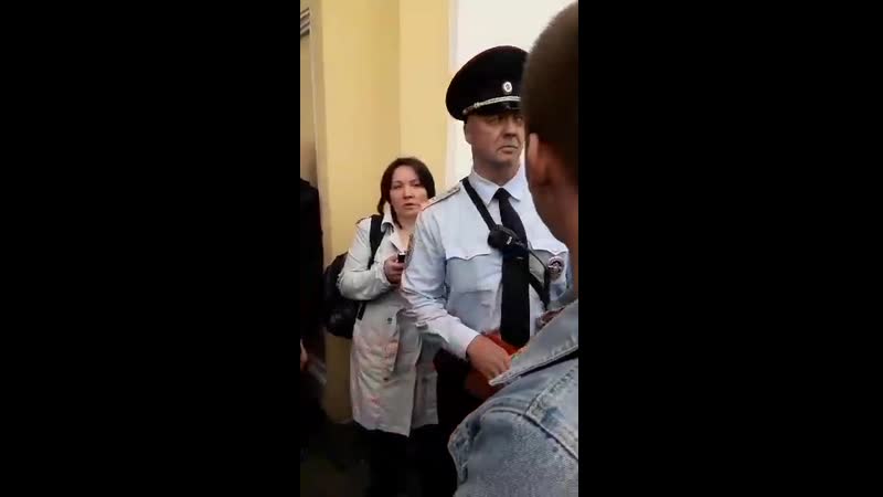 Еб""ное позорище в мусорской форме схватил девушку за то, что она назвала его бессовестным