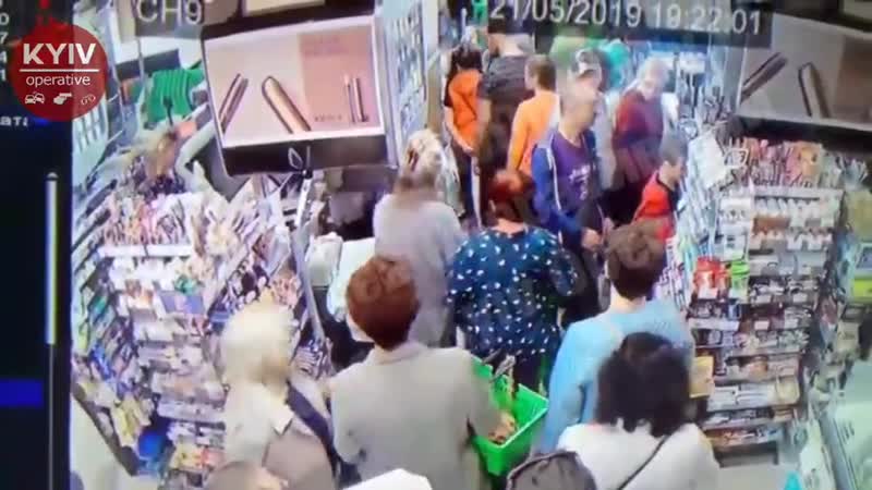 В киеве неадекват стоя в очереди в супермаркете начал душить пацана