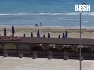 Полицейские вытащили из моря малыша