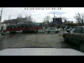 Трамваю оторвало токоприёмник!