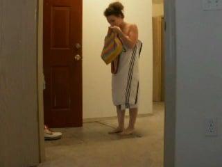 Hotty droping towel for pizzaee