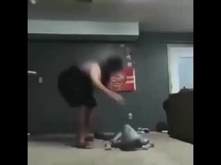 Негр бросает девочку((