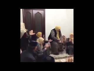 Бабки закинулись и танцуют под моргена