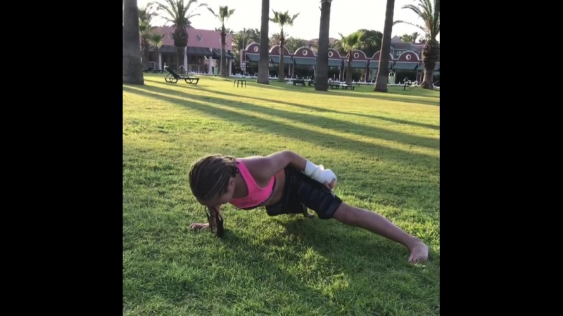 Перспективная украинка кира макогоненко занимается даже на отдыхе