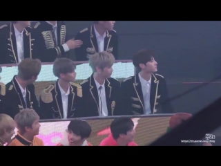 Jihoon cant take his eyes off of v while 오빠야 ㅋㅋ when v was imitating fans sings (fanchants), jihoon was laughing