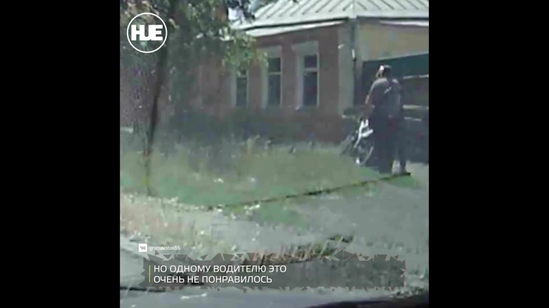 В новочеркасске мотоциклист дважды чудом избежал столкновения с машинами