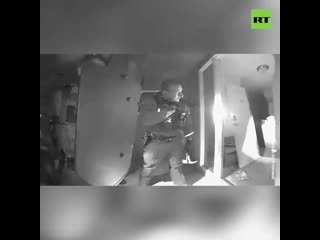 Arizonska policija je provalila u kuću da bi uklonila nevakcinisano dete