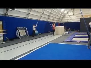 Оля (7 фляков) #partnerstunts #стойканаруках #trampoline #tambling #coach khrapov #kudago #backflip #акробатическиеподдержки #