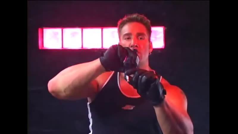 Билли хэрингтон брутально пьёт пиво и закуривает сигарету