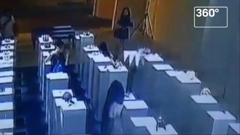 Посетительница галереи в сша во время селфи разбила экспонатов на 200 тысяч долларов