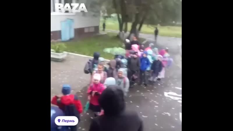 По всей россии ученики стоят в очередях перед школами из за проверки температуры