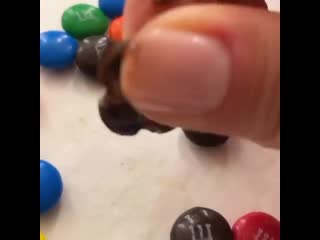 В сети набрал популярность новый способ поедания m&m's