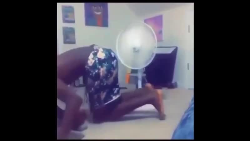 Сникерс засунул свой сникерс в вентилятор