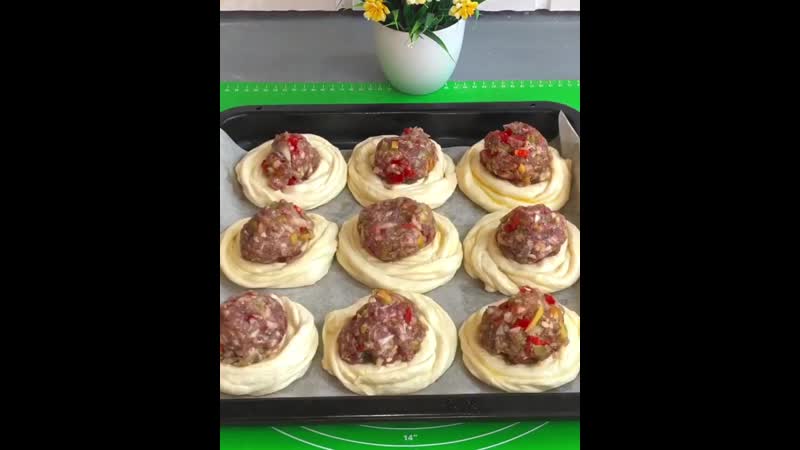 Слоеные пирожки с мясом