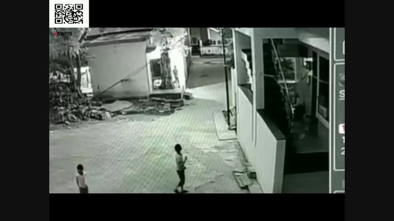 Мальчик пережил 12 ти метровое падение с крыши, падая на друга