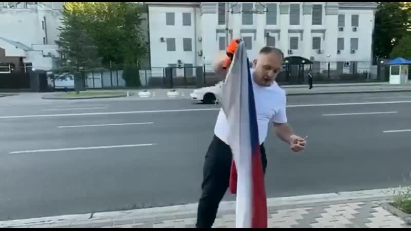 Мер конотопа перед посольством окупанта спалив російський прапор