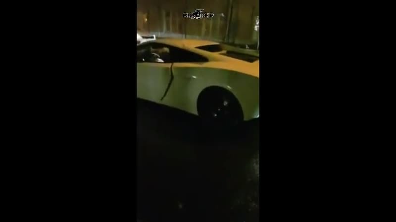 Lamborghini вылетела на встречку и протаранила припаркованный bmw в москве