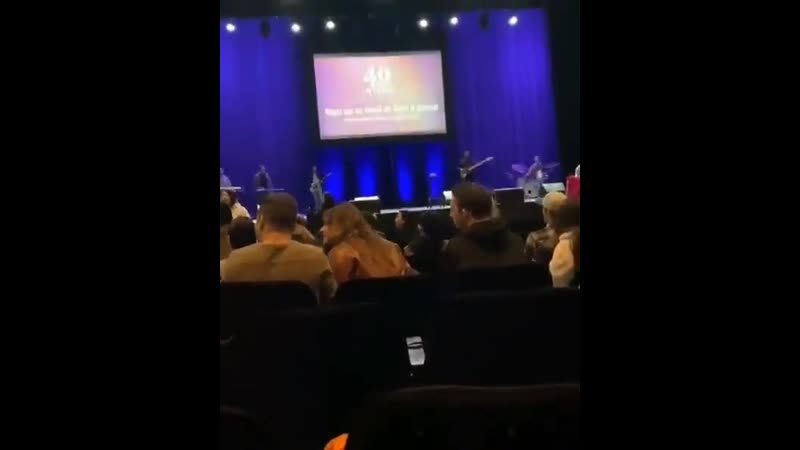 Demi with justin bieber in the saban theatre in beverly hills, januar 22nd