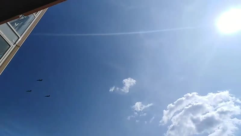 Над петербургом пролетели самолеты и вертолеты