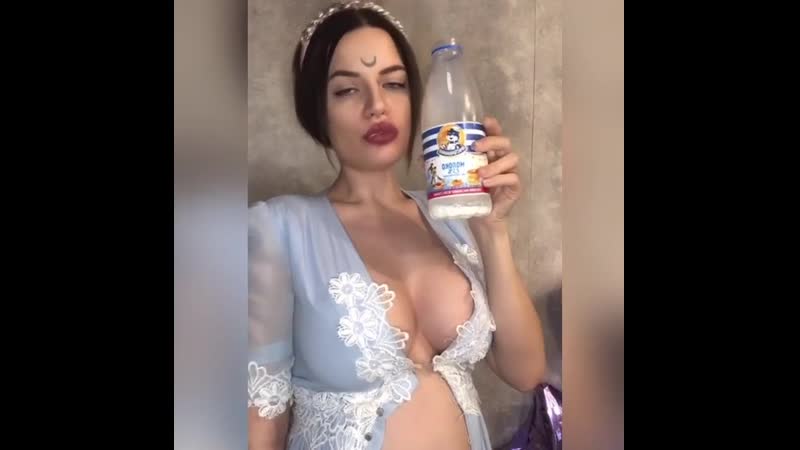 Беременная селена майер рекламирует молоко
