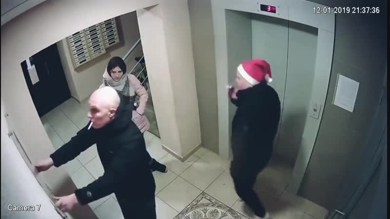 В рязанской области, скрытой камерой были зафиксированы порча имущества и наплевательское отношение к чистоте подъезда