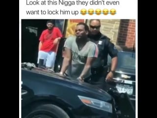 Lol these cops werent trying to arrest this gay guy!