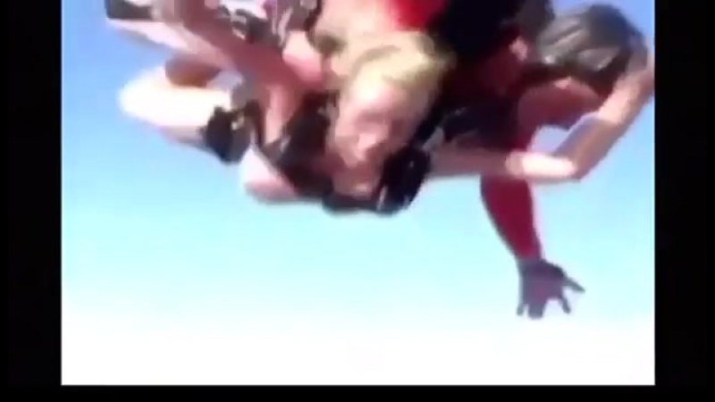 Парашютист снимает как он трахается с телкой во время прижка с парашютом