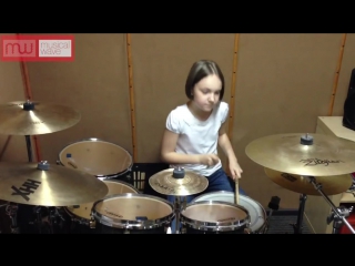 Девочка играет на барабанах