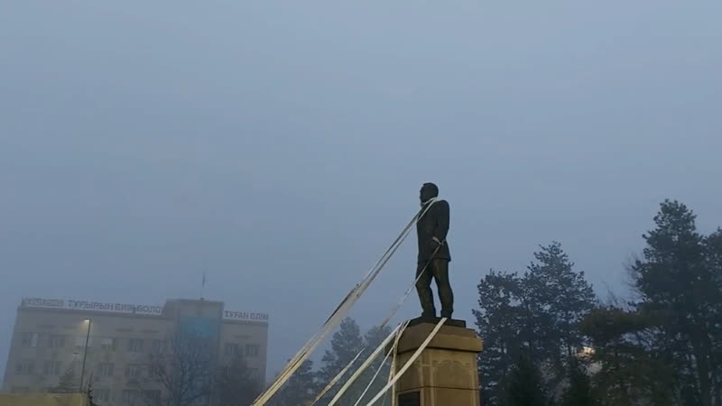 В талдыкоргане участники протестов пытаются снести памятник экс президенту нурсултану назарбаеву