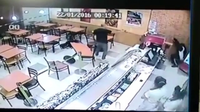 ✔ особое мнение бразильский полицейский в штатском разобрался с налетчиками, грабившими закусочную (22 01 2016)