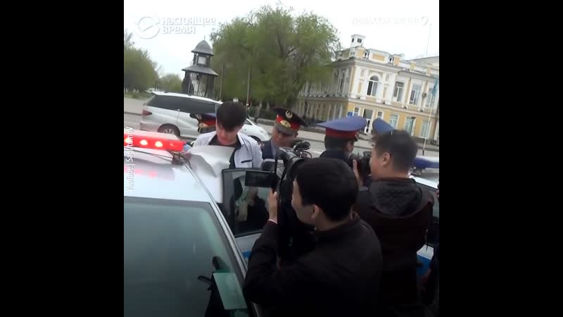 В казахстане задержали парня с чистым плакатом