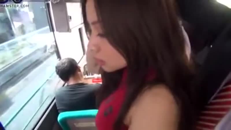 Японцам нравится приставать и лапать девушку в поезде метро