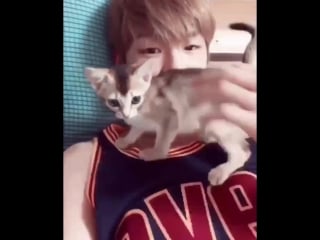 [180908] [kangdanielupdatefancafe] ori massaging daniel 😂 waiting flr flight rn? ori, lu tuh kucing terlucky yg bs gitu ke da