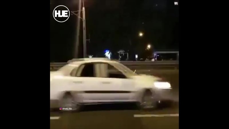 В алма ате парень проиграл спор и перебежал дорогу без штанов