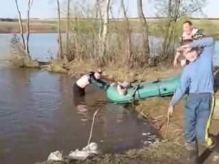 Видео «пьяные на рыбалке алкаши рыбаки видео приколы»