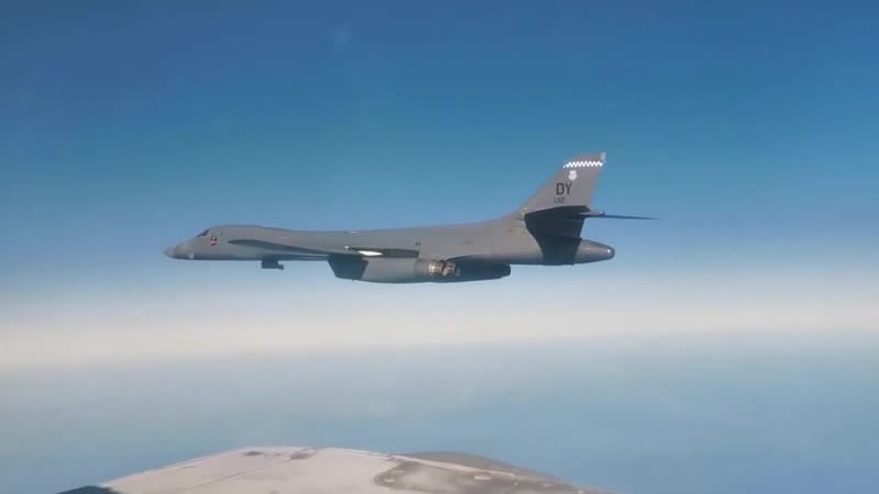Истребители миг 31 и су 35с сопроводили стратегический бомбардировщик b 1в lancer ввс сша над берингова и охотского морей