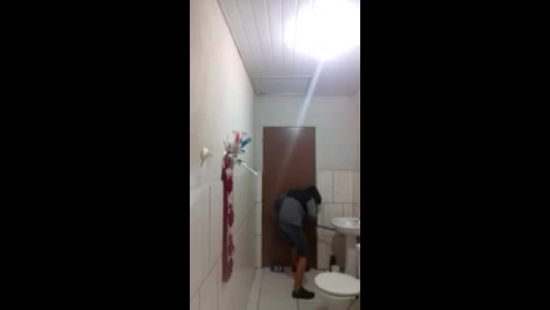 Парень из португалии решил убить мышь в ванной