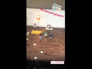 Киллиан на поклонах на спектакле grief is the thing with feathers