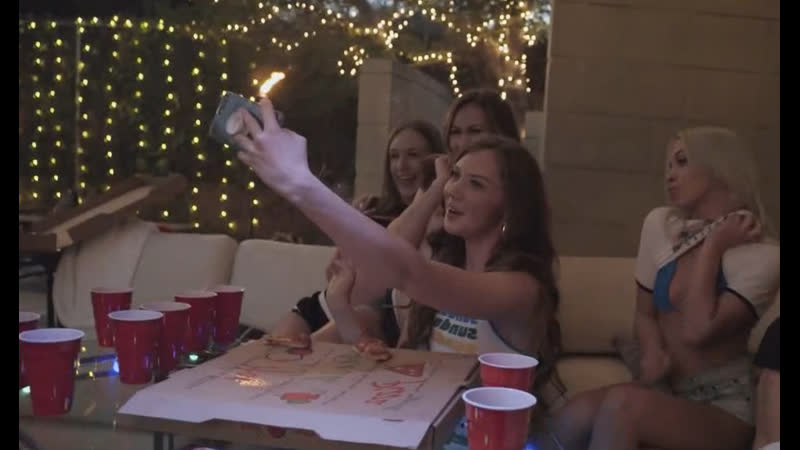 Молодые фитоняшки шпилятся с черным братством на вечеринки)