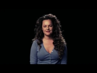 Девушки поют, сидя на вибраторах!