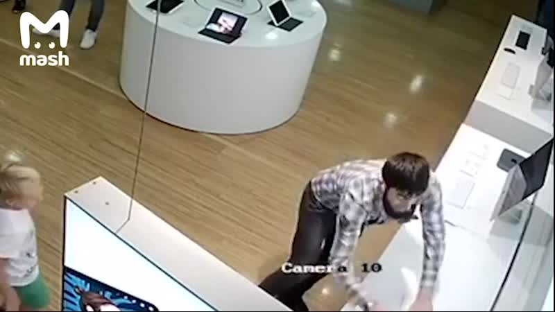 Охранник, пытаясь поймать муху, разбивает мак в магазине