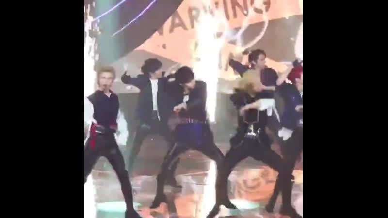 Jisung gave minho a finger heart and both of them smiled mp4