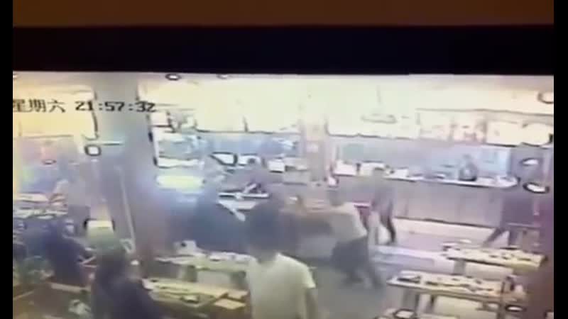 В китае никто женщину в обиду не даст