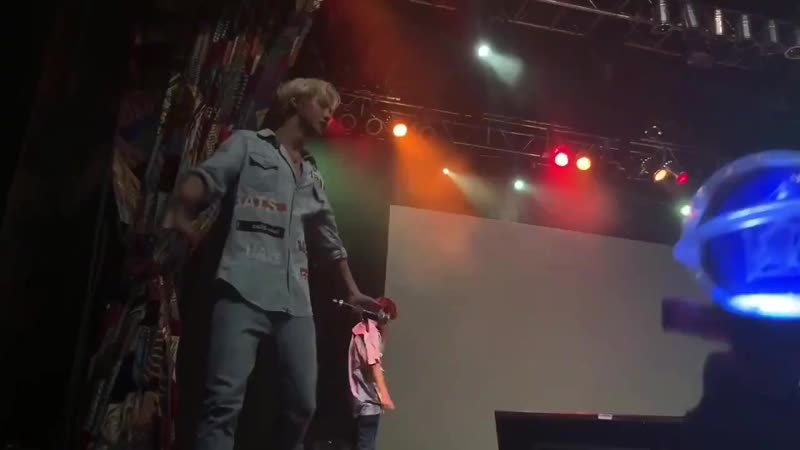 Пёся танцует и веселится