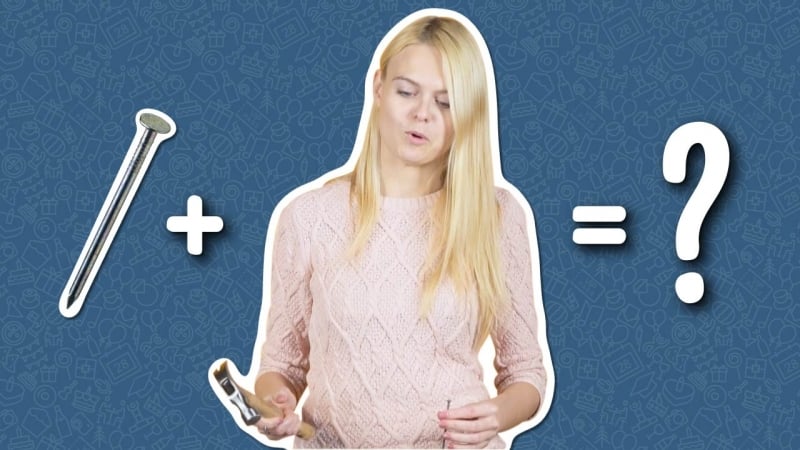 Девушки пробуют забить гвоздь