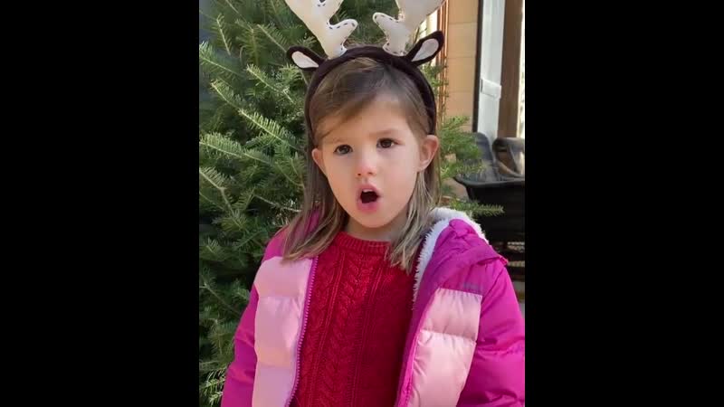 Одетта падалеки поет свою любимую рождественскую песенку (из инстаграма женевьев)