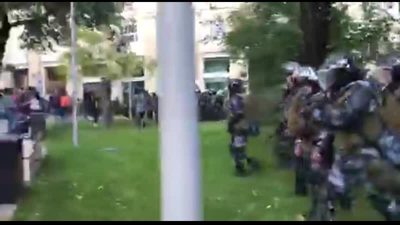 "омон, не топчи газон!" акция по разгону гуляющих после митинга оппозиции в москве, 10 августа 2019 г