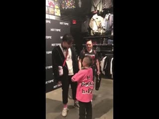 Bub asks yungblud who is polly! chicago meet greet 10 4 2019 black hearts club